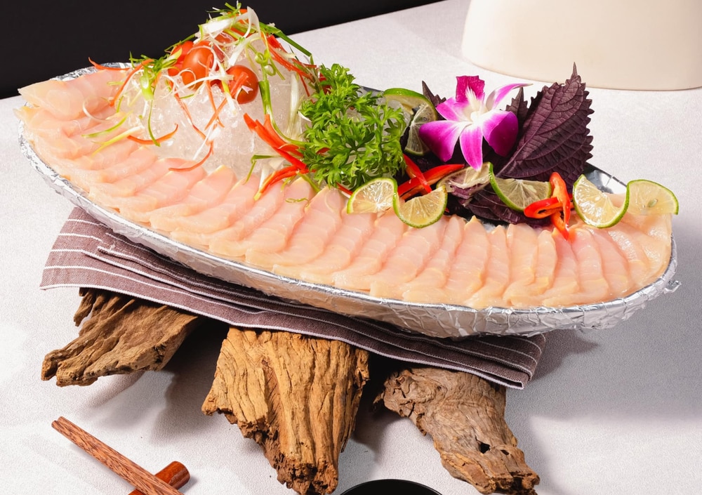 Những lát sashimi cá tầm tươi rói